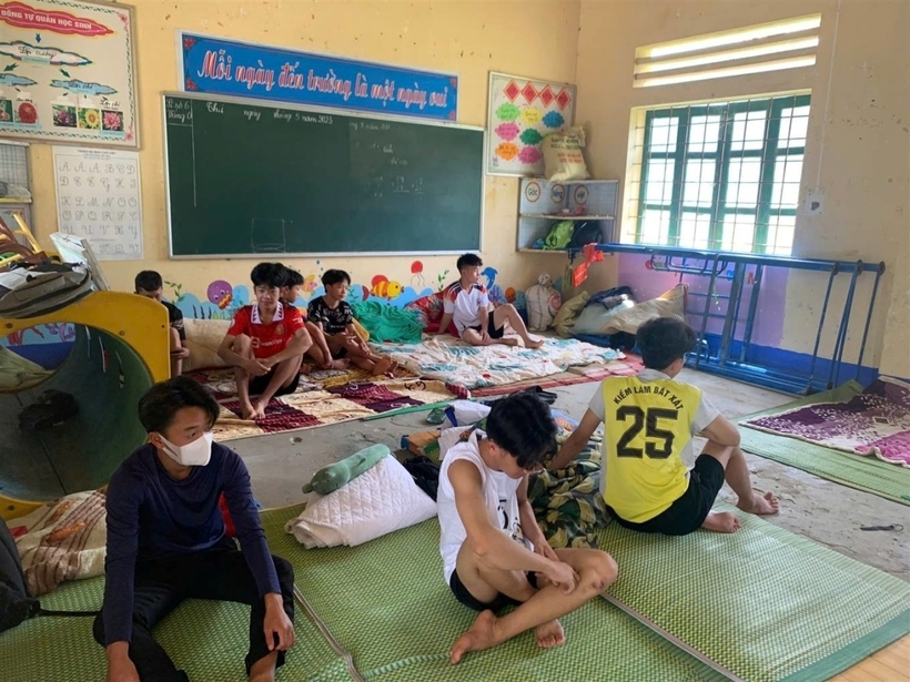 Các học sinh Trường THCS và THPT số 3 huyện Bát Xát ở nơi di tản vào ngày 9/9. Ảnh: Công an tỉnh Lào Cai/ VnExpress