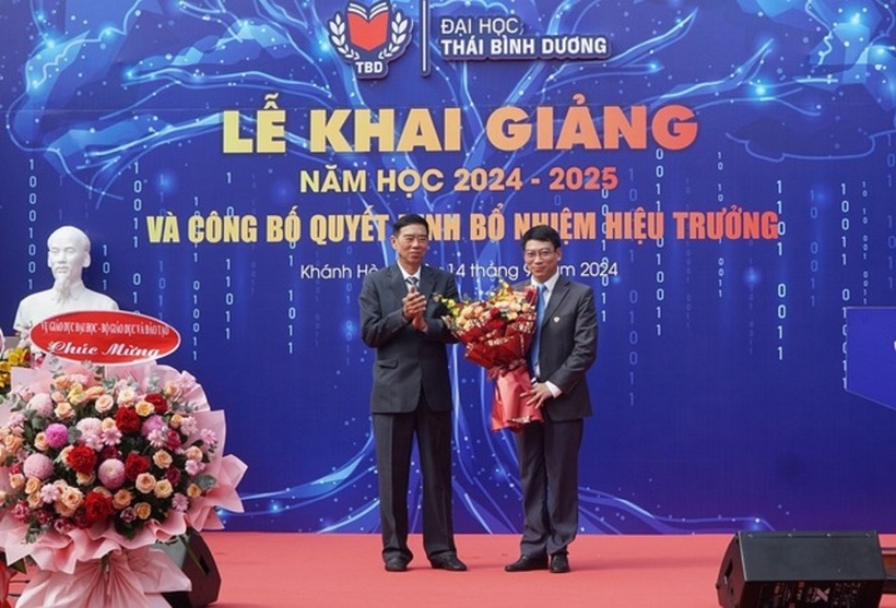 Chủ tịch Hội đồng trường Trường ĐH Thái Bình Dương tặng hoa chúc mừng GS-TS Đào Văn Đông. Ảnh: Thanh Niên