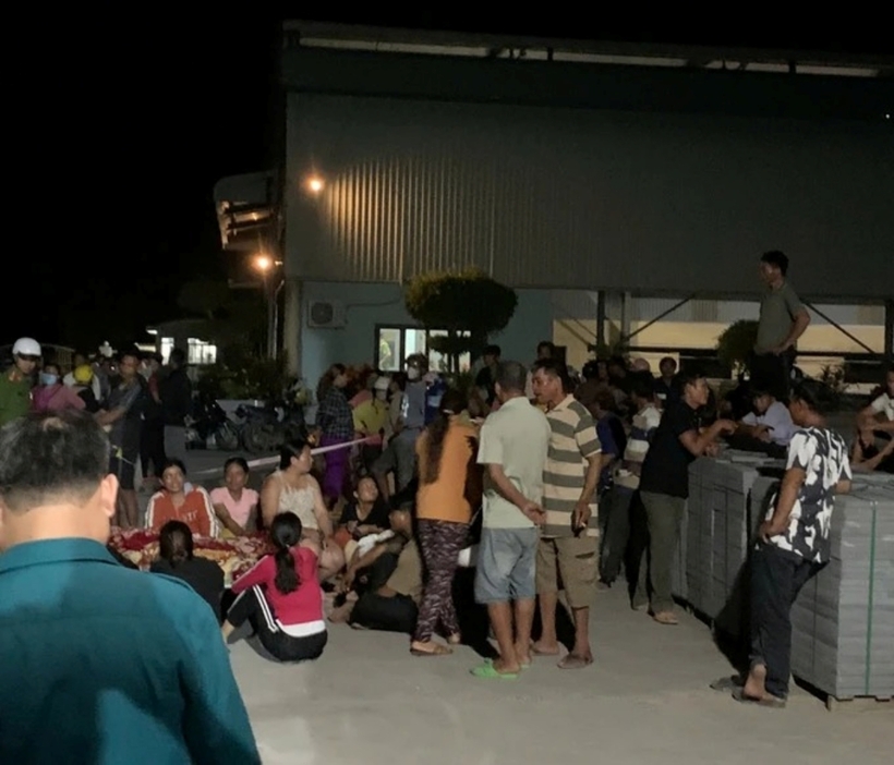 Nhiều người dân ở thôn 1 (xã Đa Lộc) đến chia buồn với gia đình bà N.. Ảnh: Sài Gòn Giải Phóng