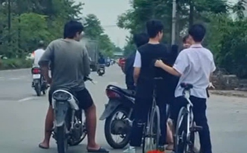 Hình ảnh nhóm thanh niên "trấn lột" học sinh giữa đường Hà Nội. Ảnh: An ninh Thủ đô