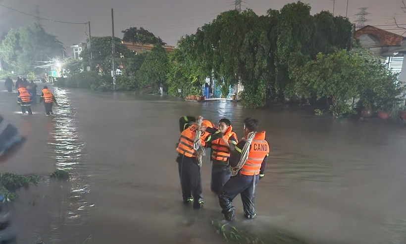 Thời điểm xảy ra sự việc, khu vực mưa rất lớn. Ảnh: Tuổi Trẻ