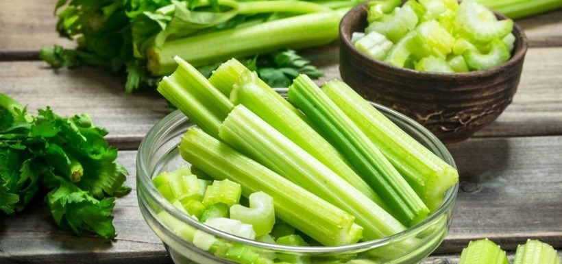 Cần tây, với hương vị tươi mát và hàm lượng calo thấp, đã trở thành một ngôi sao sáng trong thế giới thực phẩm giảm cân.