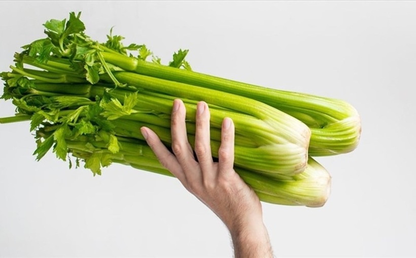 Cần tây chứa rất ít calo nhưng lại giàu chất xơ, giúp bạn cảm thấy no lâu hơn, từ đó kiểm soát lượng thức ăn nạp vào cơ thể.