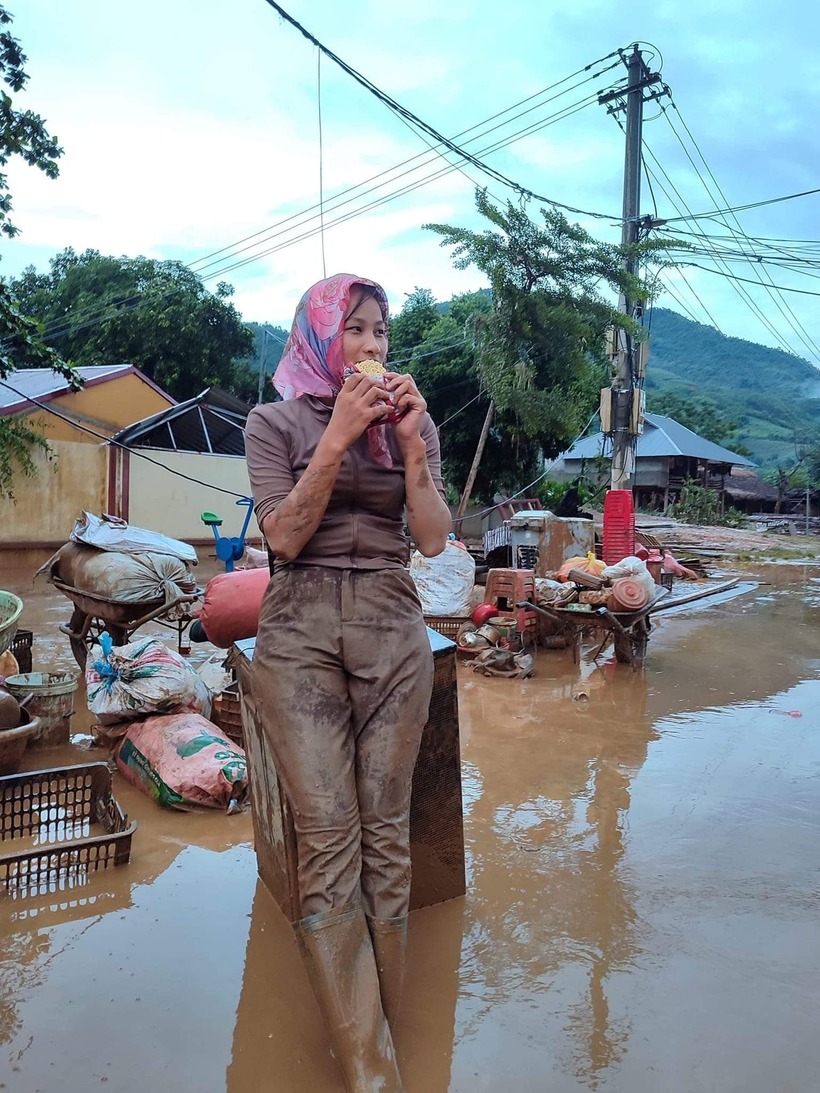 Bức ảnh cô giáo được chia sẻ "chóng mặt". Ảnh: VietNamNet