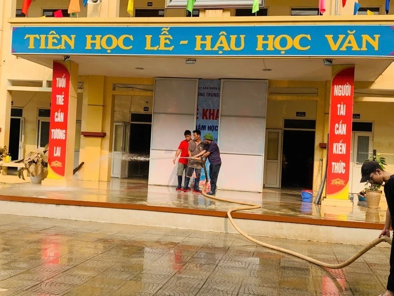 Các vòi nước được sử dụng để phun rửa bùn đất