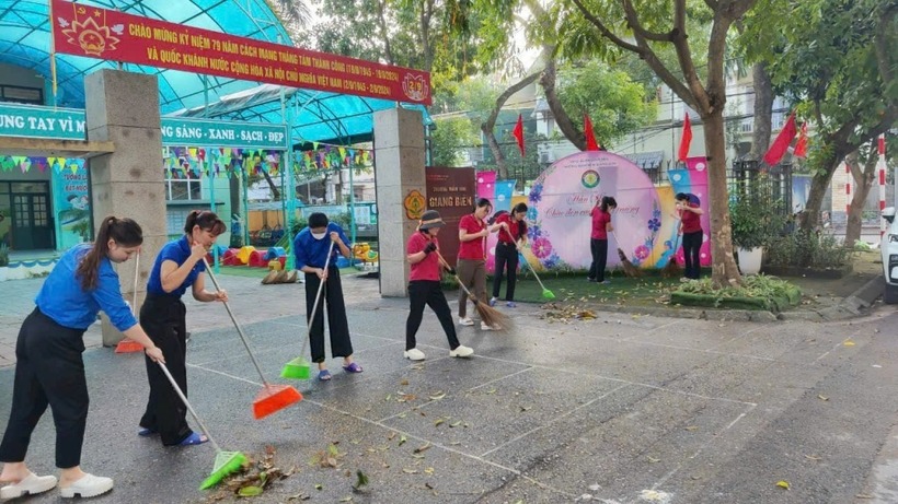 Giáo viên, nhân viên Trường Mầm non Giang Biên tổng vệ sinh trường học