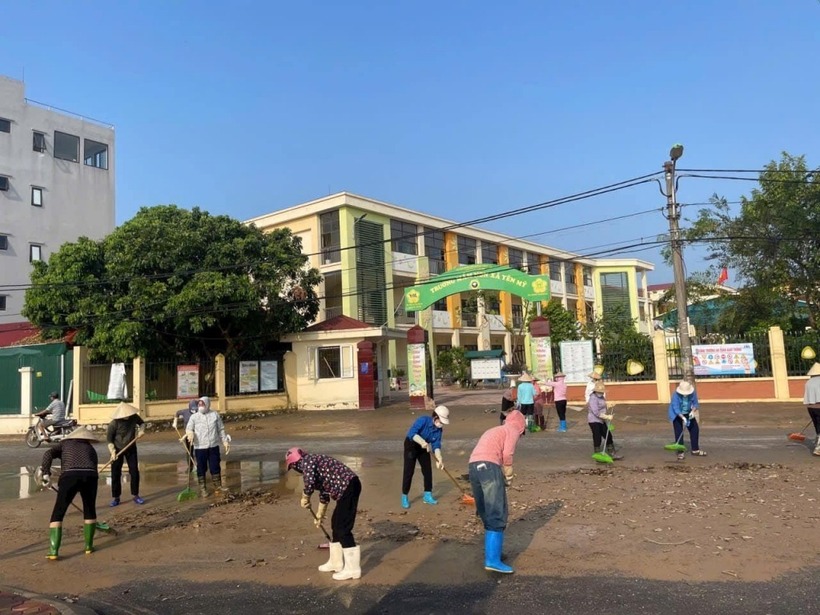 Cán bộ, giáo viên, nhân viên của các trường mầm non Quỳnh Đô, Tứ Hiệp A, Tả Thanh Oai B, Vĩnh Quỳnh, cùng với đoàn viên, thanh niên tình nguyện thuộc Huyện Đoàn Thanh Trì, Đội Phòng cháy chữa cháy Huyện Thanh Trì, Công ty Cấp thoát nước số 7 chung tay cùng cán bộ, giáo viên, nhân viên Trường Mầm non xã Yên Mỹ (Thanh Trì) thực hiện công tác khắc phục lũ lụt sông Hồng mức độ 2 gây ra cho nhà trường.