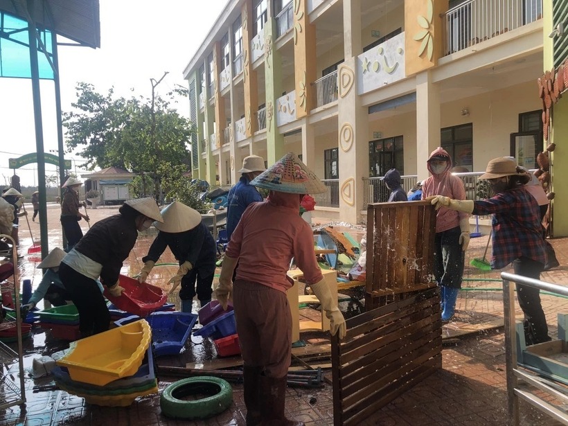 Vật dụng phục vụ học tập, trang trí cảnh quan được lau rửa kỹ trước khi học sinh quay trở lại trường học