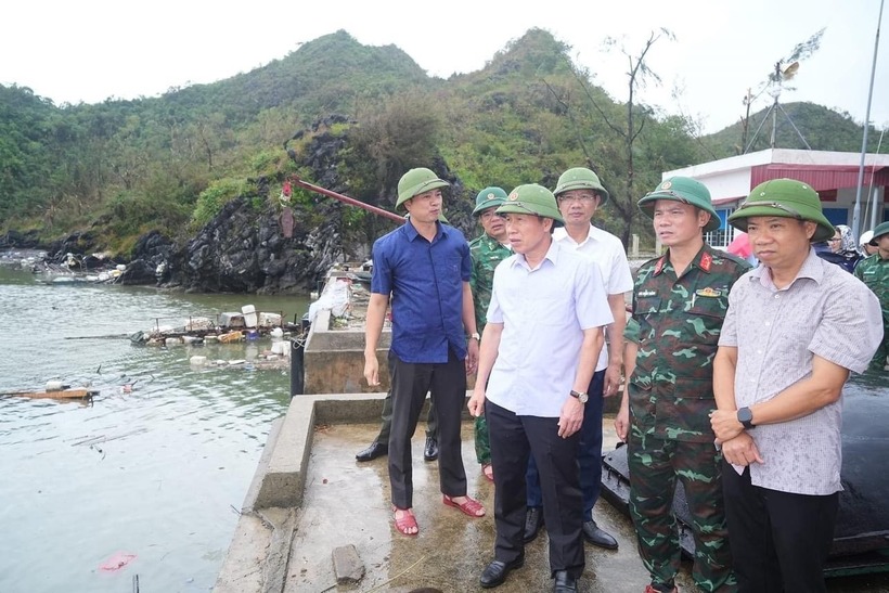 Ông Lê Tiến Châu kiểm tra công tác khắc phục hậu quả bão số 3 tại huyện Cát Hải. Ảnh: Báo Công lý