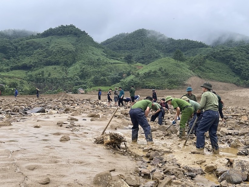 Công an huyện Bảo Yên phối hợp với các lực lượng tham gia cứu hộ cứu nạn, tìm kiếm người mất tích sau vụ sạt lở