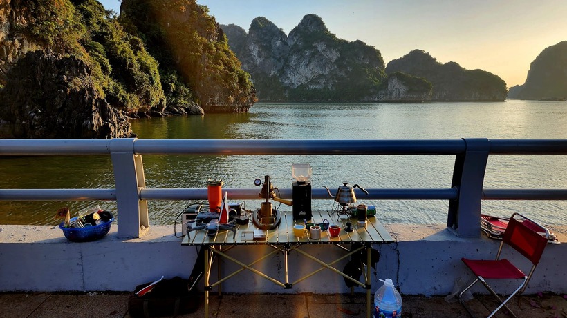 Mọi đồ uống của quán anh Thanh từ cafe Espresso đến Americano hay Cappuccino đều có giá 0 đồng. Ngoài cà phê máy, cà phê pour over (sử dụng phễu lọc giấy) để chiết xuất cũng là món anh Thành rất tâm đắc. (Ảnh: VNE)