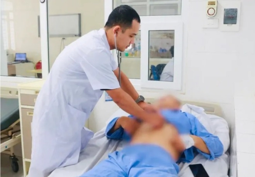 Người đàn ông được đưa vào khoa Cấp cứu - Hồi sức tích cực và Chống độc khẩn trương xử trí, điều trị tích cực theo phác đồ. Ảnh: An Ninh Thủ Đô