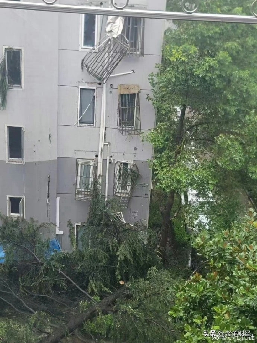 Theo Tuổi Trẻ Online, Đài truyền hình trung ương Trung Quốc (CCTV) dẫn thông tin từ Bộ Chỉ huy phòng chống lũ lụt Thượng Hải cho biết tính tới 12h30 ngày 16/9 (theo giờ địa phương), thiệt hại trên toàn thành phố Thượng Hải do bão Bebinca như sau: 4 ngôi nhà bị hư hại, 1 người bị thương, hơn 10.000 cây xanh bị “quật ngã”, hơn 53 héc ta đất nông nghiệp bị ngập lụt, tình trạng mất điện tại một số nơi…