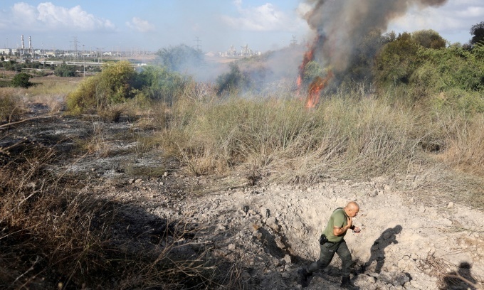 Khói bốc lên tại nơi tên lửa lao xuống ở miền trung Israel ngày 15/9. Ảnh: Reuters