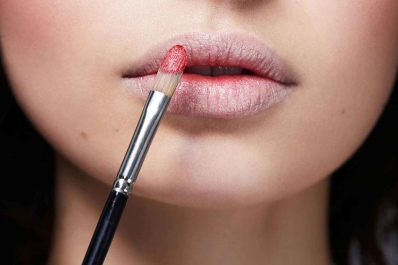 Sử dụng cọ môi để tán đều màu son và tạo đường nét mềm mại cho viền môi.