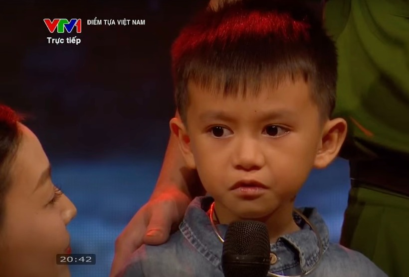 Cậu bé 8 tuổi mất bố và em gái trong cơn lũ dữ. Ảnh: SaoStar