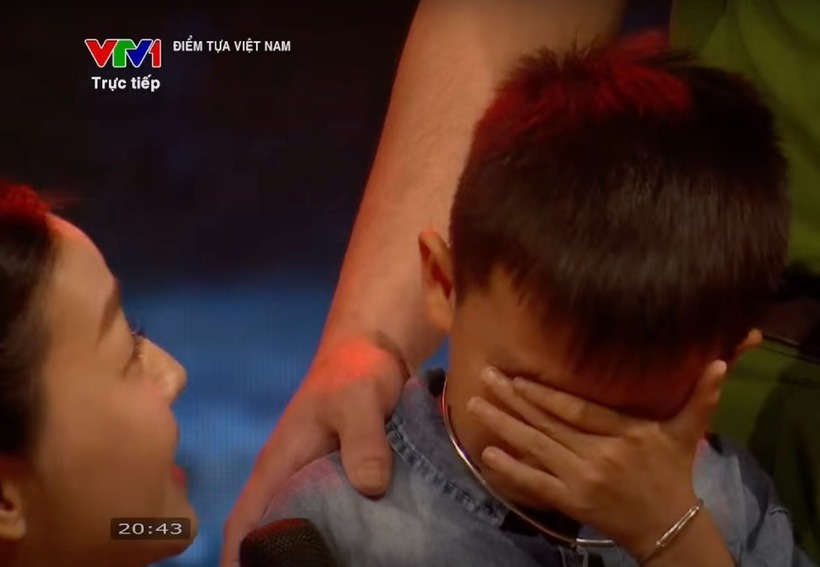 Một cái dụi mắt của cậu bé 8 tuổi khiến triệu trái tim nức nở. Ảnh: SaoStar