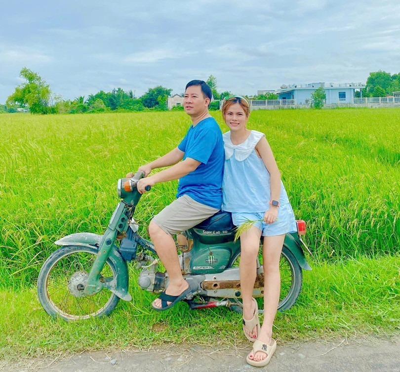 Lấy cô vợ trẻ nên Mạnh Cảnh cũng cảm thấy trẻ theo, anh rất chịu khó tạo dáng chụp ảnh với vợ. Ảnh: Vietnamnet.