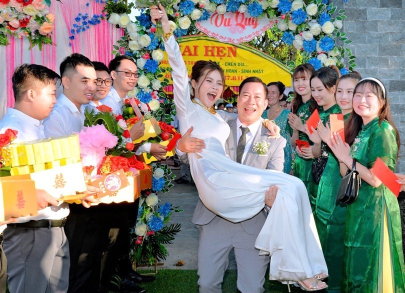 Chuyện tình "chú cháu" của Cẩm Tú và Mạnh Cảnh. Ảnh: Vietnamnet.