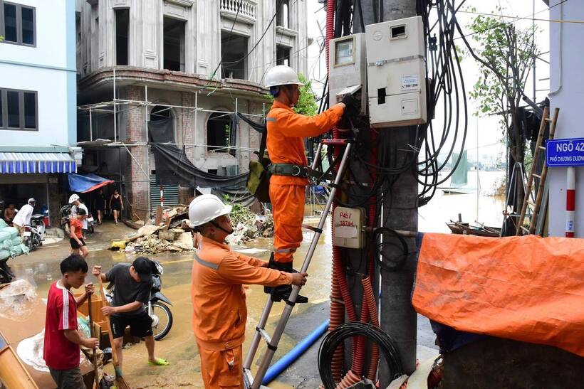 Trước đó, do ảnh hưởng bởi gió bão lớn, và hoàn lưu sau bão nhiều đường dây và trạm biến áp phân phối ở nhiều tỉnh, thành phố ở phía Bắc bị sự cố. Ảnh minh họa.