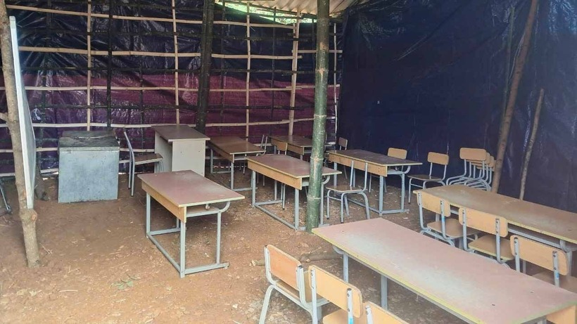 Bên trong lớp học lán tạm. Ảnh: Lao Động