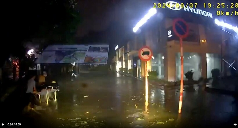 Cơ sở chăm sóc người có công 27/7 Hà Linh hỗ trợ vận chuyển bệnh nhân trong khi bão Yagi tràn về.