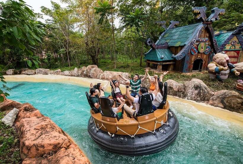 Với hệ thống các trò chơi cảm giác mạnh, công viên nước, thủy cung, vườn thú, cùng nhiều hoạt động giải trí khác, Vinpearl Land Phú Quốc hứa hẹn sẽ mang đến cho bạn những trải nghiệm khó quên.