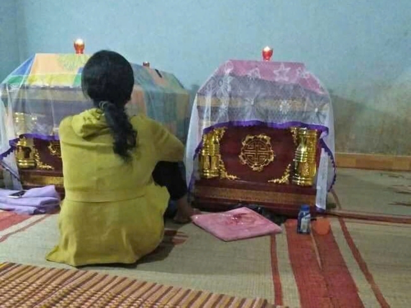 Người thân đau đớn bên quan tài của 2 anh em. (Ảnh: Báo Nhân dân)