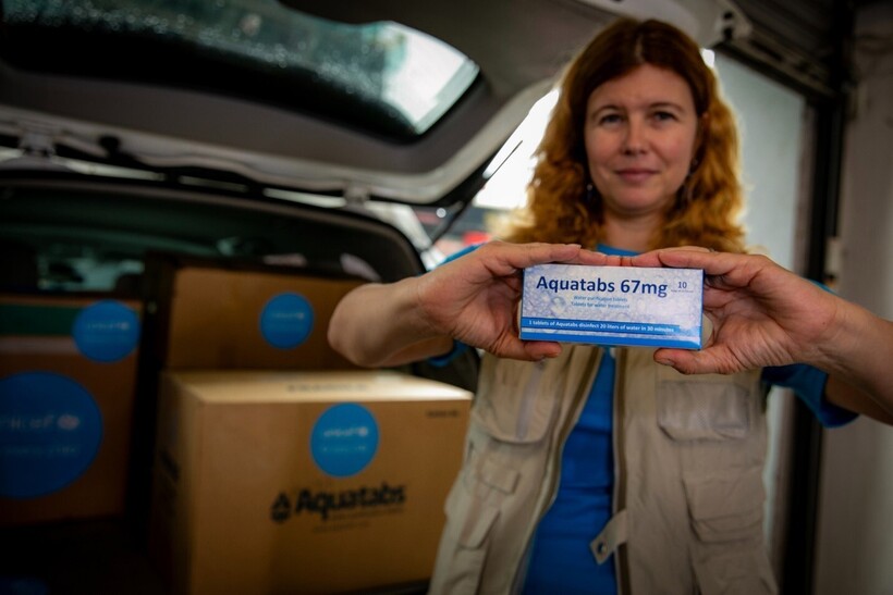 Đại diện UNICEF Silvia Danailov nhận viên lọc nước do UNICEF cung cấp hỗ trợ ảnh hưởng sau bão. Ảnh: UNICEF