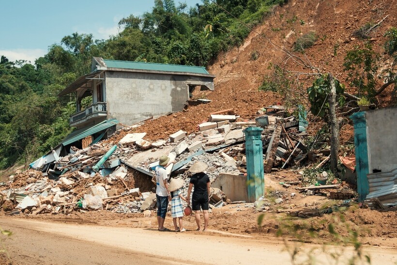 Sạt lở đất ở Bắc Kạn do bão Yagi (Ảnh: Unicef).