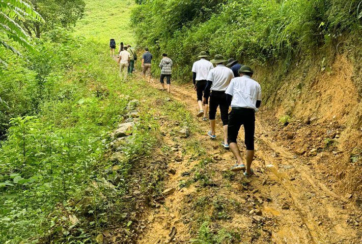 Để đến được làng Nủ, Mailisa phải đi 30 - 40km với những còn đường bị tắc nghẽn, bùn lầy dày đặc