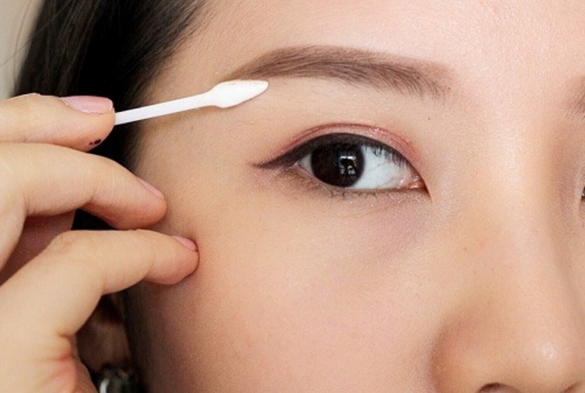 Chải lông mày trước và sau khi vẽ để tạo dáng gọn gàng và tự nhiên hơn.