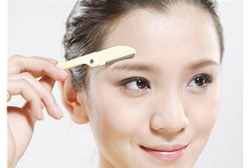 Trước khi vẽ chân mày, bạn cần tỉa bớt những sợi lông mày thừa để tạo dáng gọn gàng.