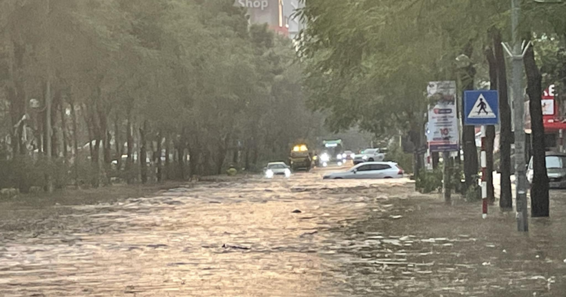 Sáng nay 16/9, một số tuyến đường ở Hà Nội vẫn mênh mông trong nước sau trận mưa lớn kéo dài trong đêm.