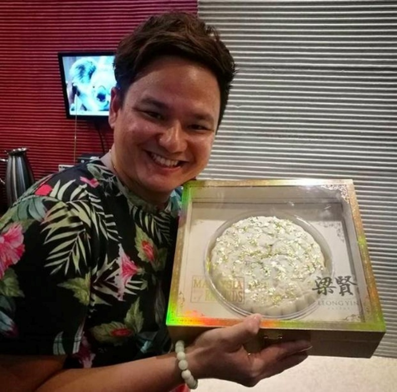 Bánh trung thu này nặng 1,2kg, dày 17,5cm và 4cm.