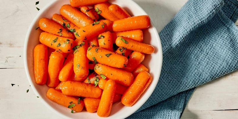 Cà rốt nổi tiếng với hàm lượng vitamin A cao, tốt cho mắt và da.