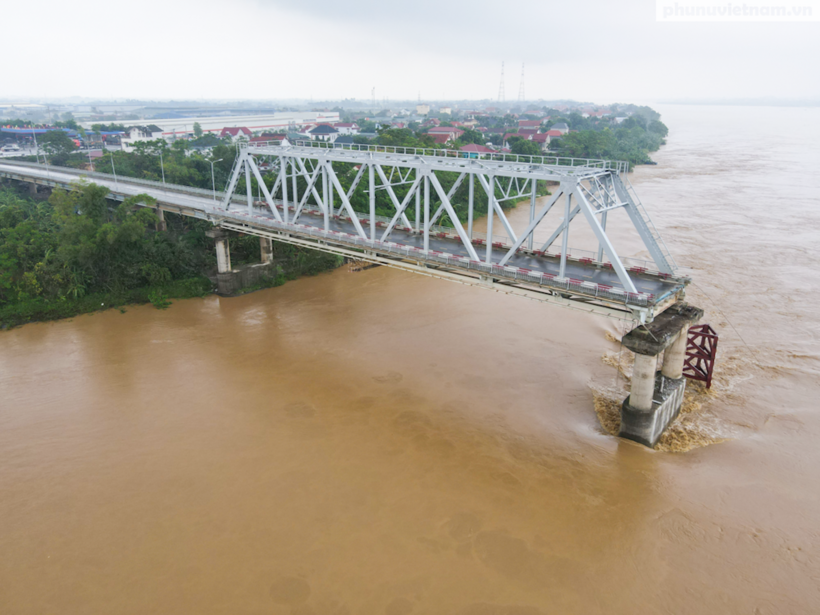 Đến nay, cầu Phong Châu (Phú Thọ) vẫn tiếp tục duy trì hạn chế cấm luồng, cấm phương tiện thủy giao thông