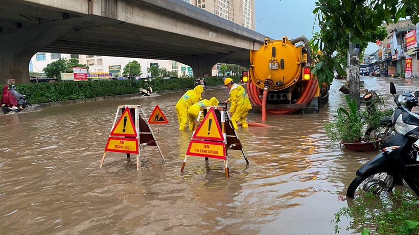 Xí nghiệp Thi công cơ giới xây lắp triển khai các biện pháp thoát nước trên phố Nguyễn Xiển (quận Thanh Xuân). Ảnh: Hà Nội mới