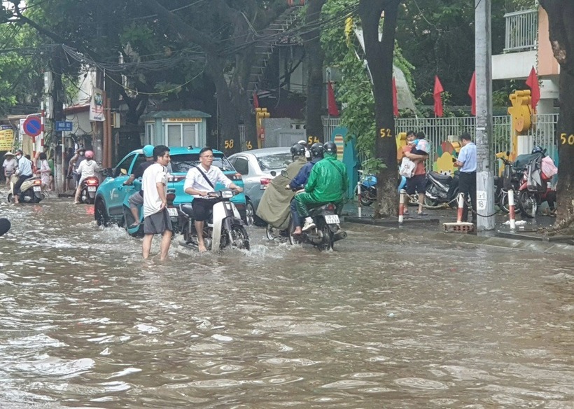 Cổng trường học ngập sâu khiến việc đi lại của học sinh gặp khó khăn. Ảnh: Dân trí