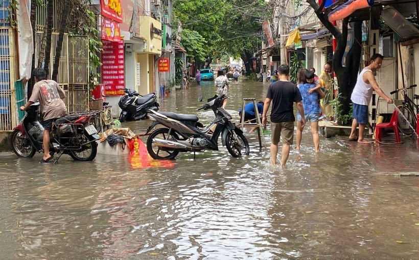 Hình ảnh một ngõ ở Hà Nội bị ngập vào sáng nay. Ảnh: Dân trí