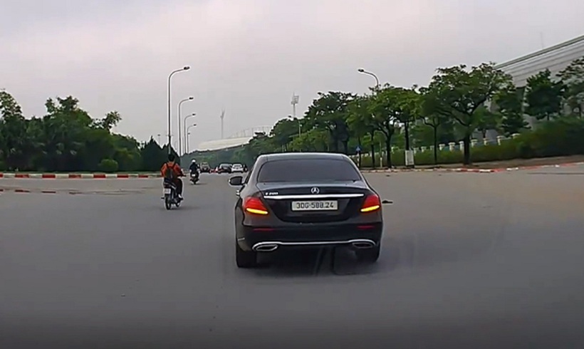 Có được bật đèn khẩn cấp để dừng đỗ xe không? Ảnh minh họa