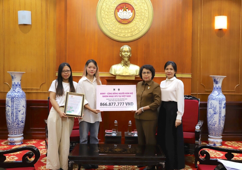 Phó Chủ tịch UBTƯ MTTQ Việt Nam Tô Thị Bích Châu tiếp số tiền nhận ủng hộ hơn 866 triệu đồng từ Cộng đồng người hâm mộ nhóm nhạc BTS tại Việt Nam (Army).