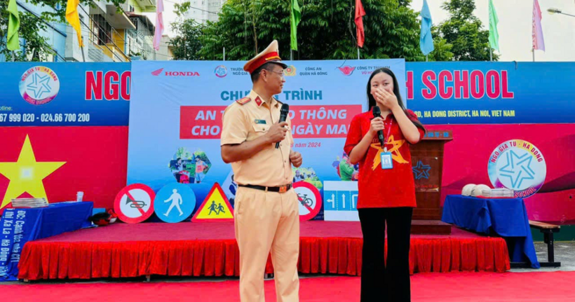 Công an Hà Đông đẩy mạnh tuyên truyền an toàn giao thông cho lứa tuổi học sinh - 2