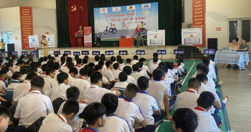 Công an quận Hà Đông tổ chức tuyên truyền pháp luật về TTATGT cho gần 1.200 giáo viên, học sinh các trường THPT Ngô Gia Tự và THCS Lê Quý Đôn.