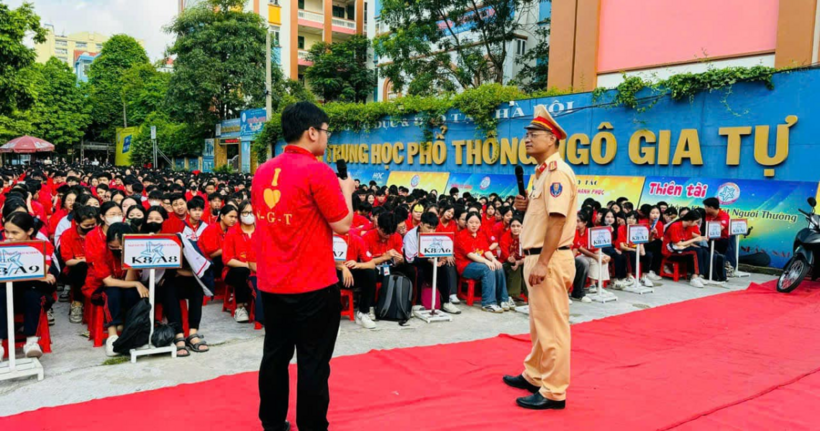 Tại phần giao lưu, tương tác trực tiếp, các em học sinh đặt những câu hỏi, tình huống thực tế.