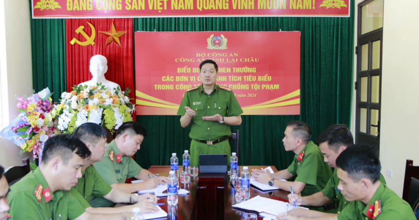 Phó Giám đốc Công an tỉnh Lai Châu biểu dương và thưởng nóng cho các cá nhân và tập thể tham gia phá án. (Ảnh: Công an tỉnh Lai Châu)
