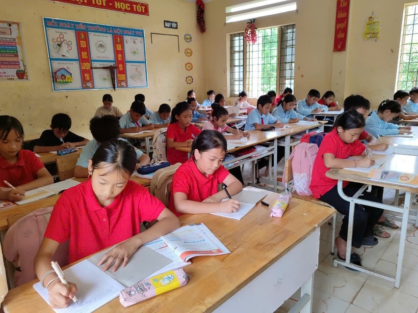 Khung cảnh buổi học đầu tiên. Ảnh: Tuổi Trẻ