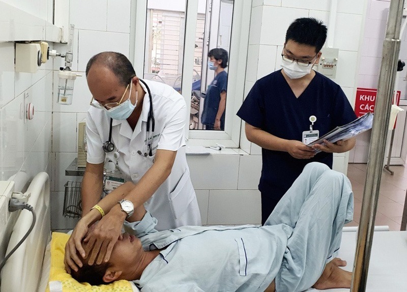 Bác sĩ thăm khám cho bệnh nhân nhiễm vi khuẩn whitmore. Ảnh: Tuổi Trẻ