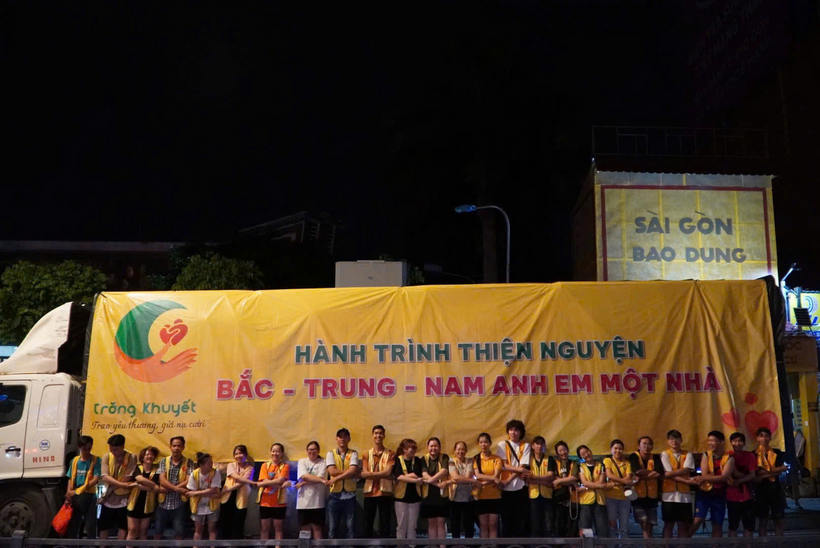 Hình ảnh TNV đoàn kết, cùng nhau cho hàng lên xe đến cứu trợ Miền Bắc.