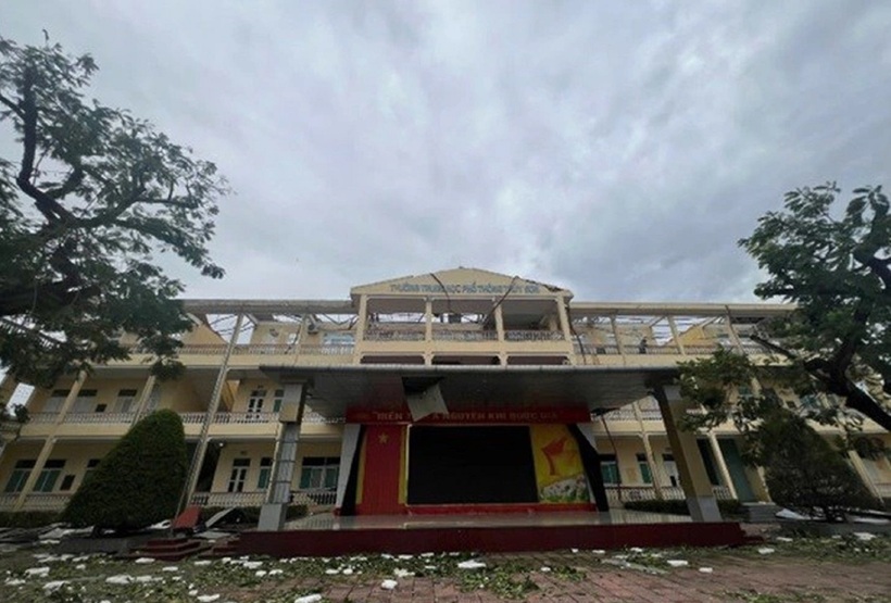 Dãy phòng học của Trường THPT Thủy Sơn, huyện Thủy Nguyên, Hải Phòng bị tốc mái sau bão số 3. Ảnh: Sở GD&ĐT Hải Phòng